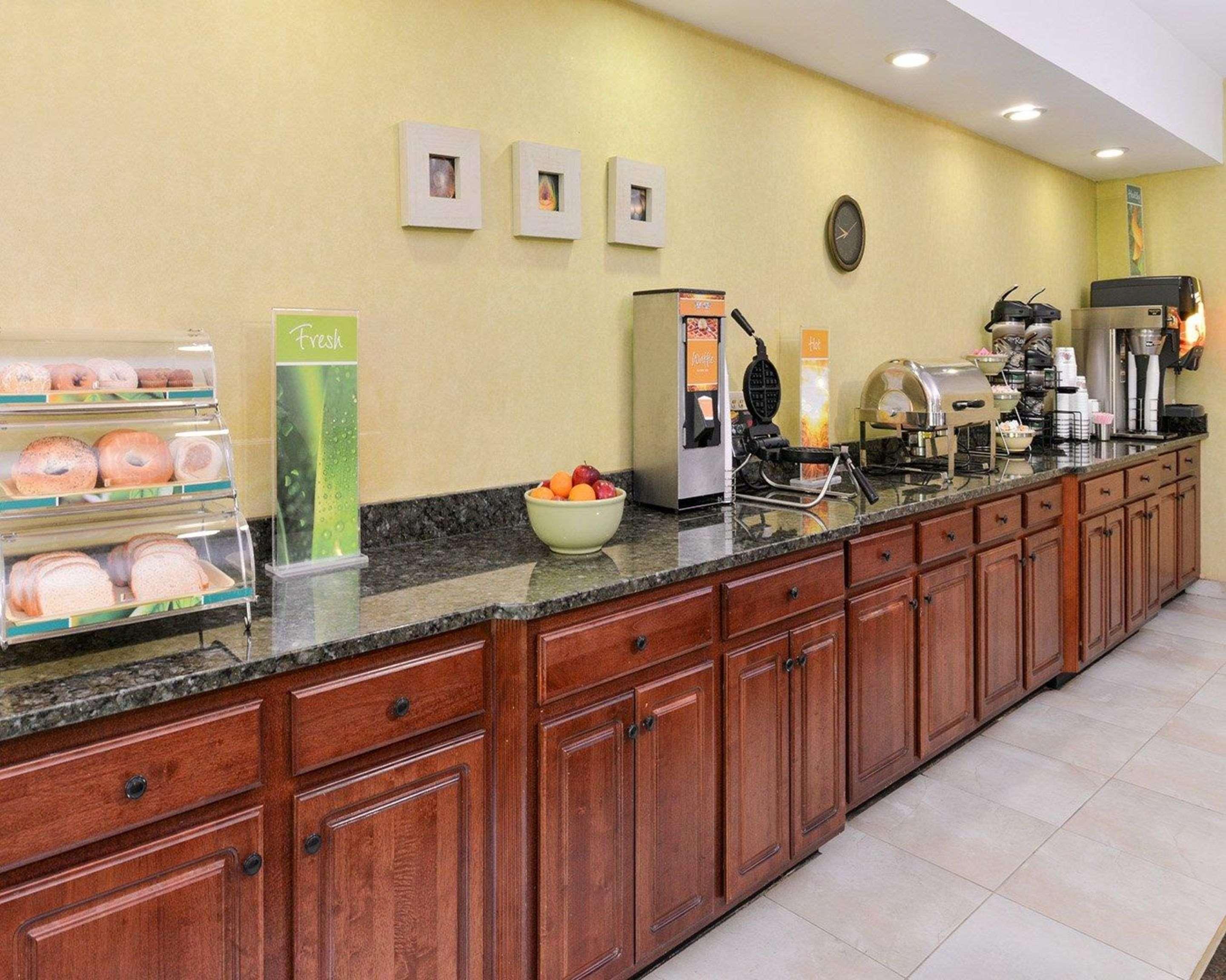 Quality Suites Stratford Bagian luar foto