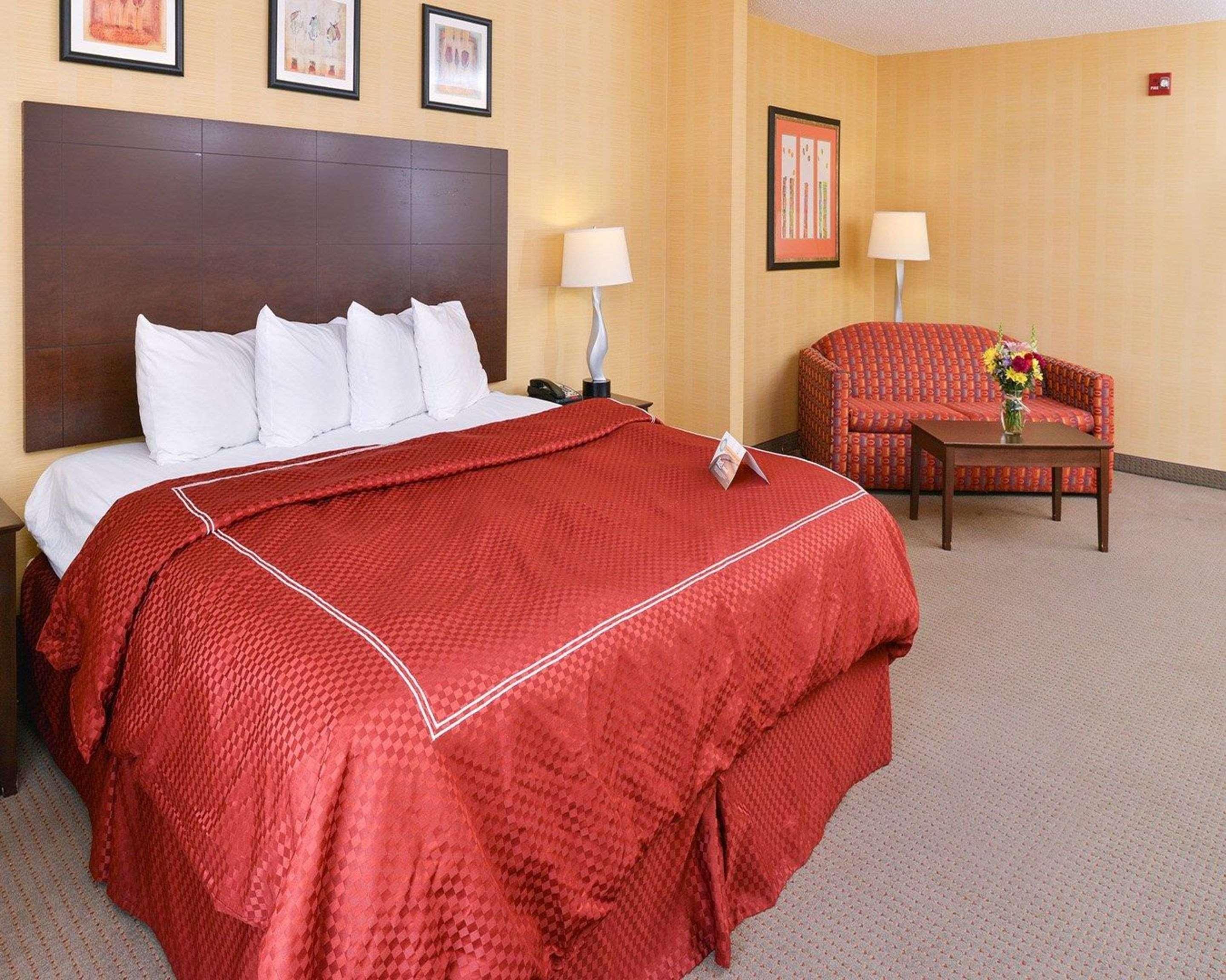 Quality Suites Stratford Bagian luar foto