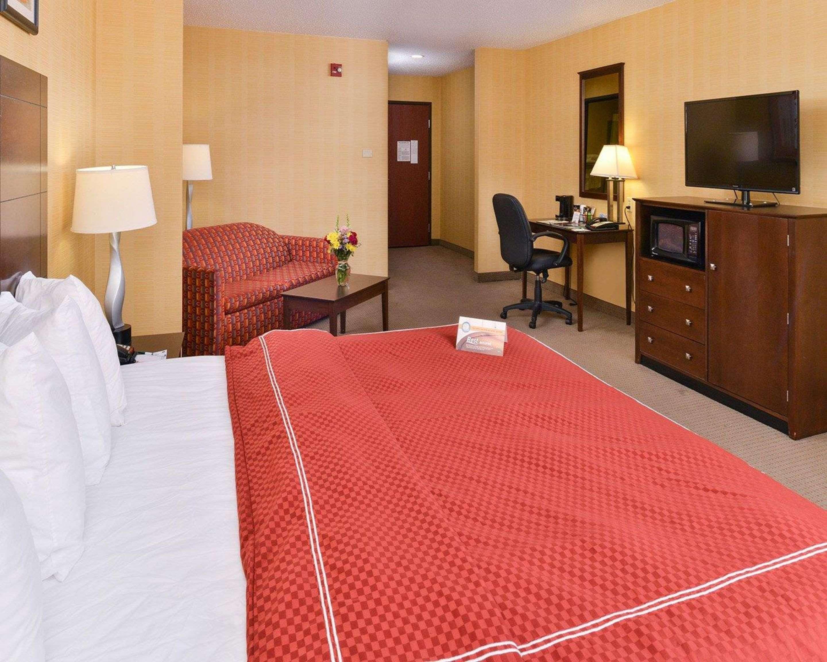 Quality Suites Stratford Bagian luar foto