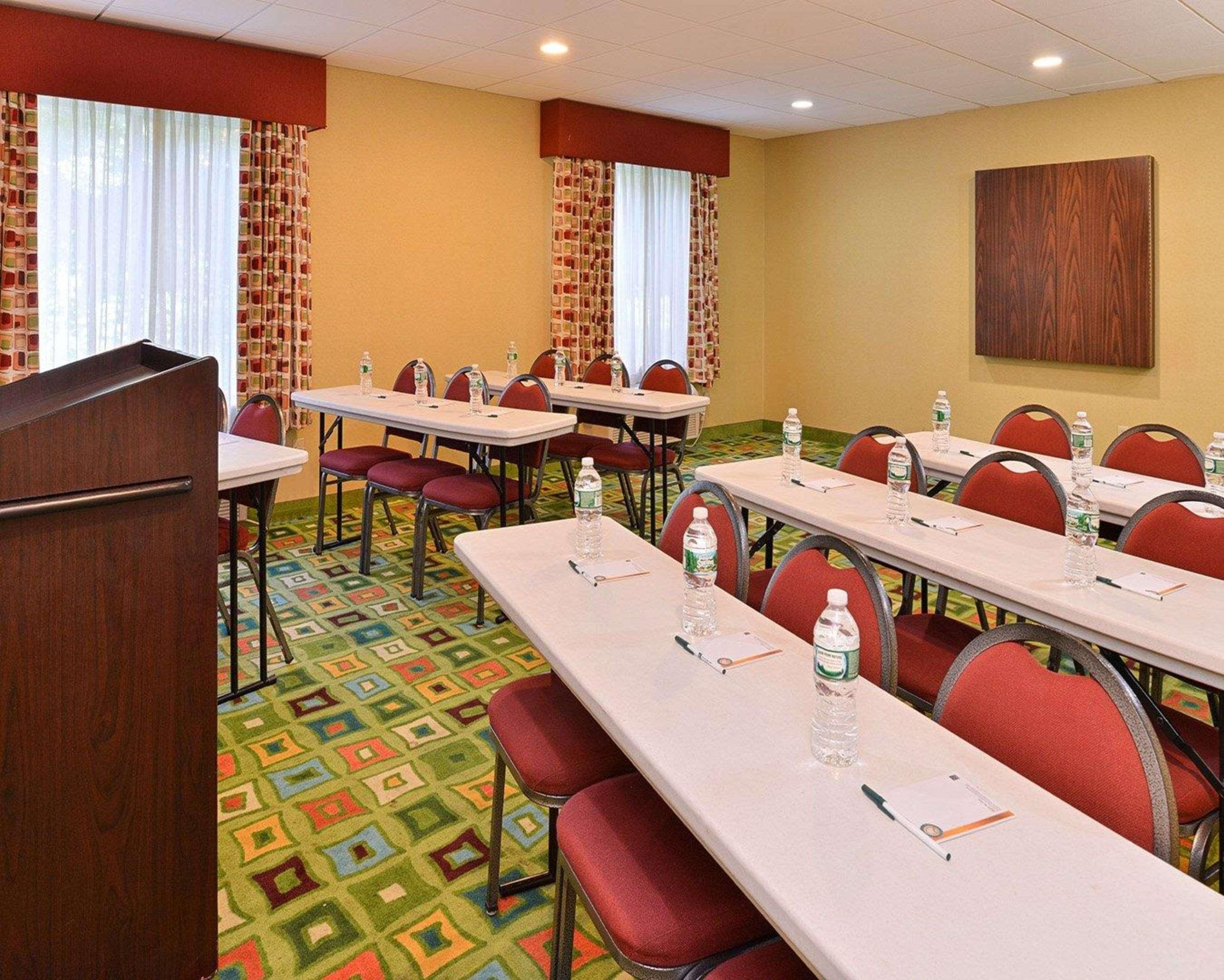 Quality Suites Stratford Bagian luar foto